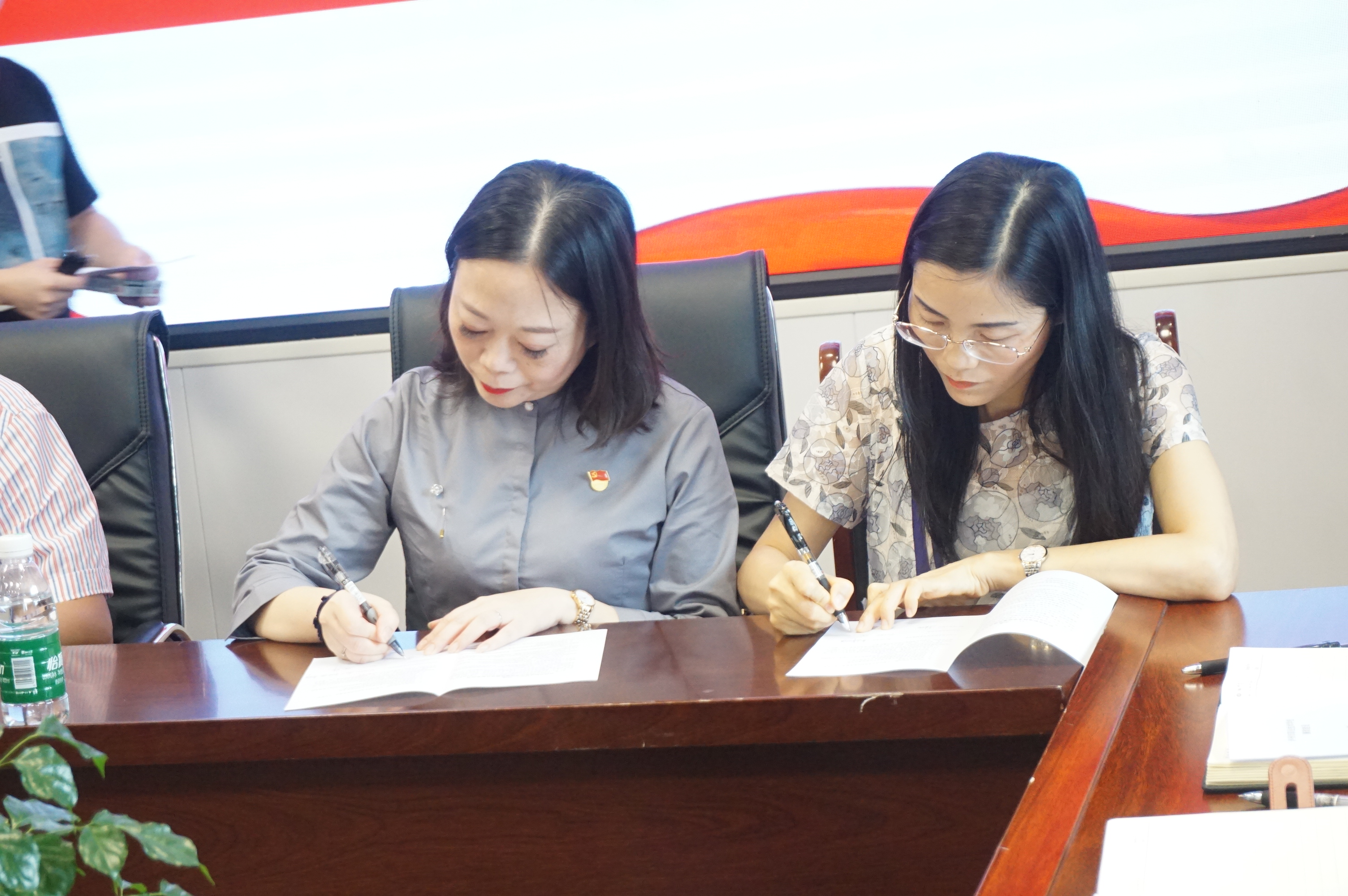 林子杰带领全体新教师进行入职宣誓,并由各部组负责人与新教师签订